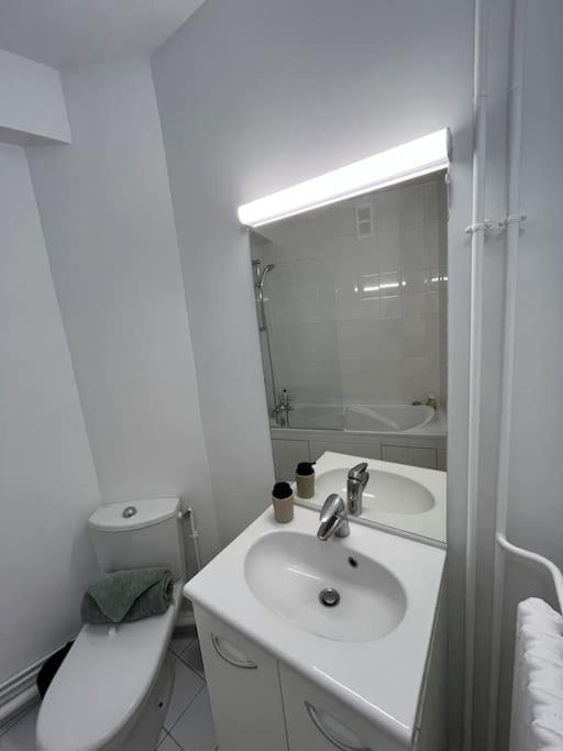 Modern Apartment Near The Eiffel Tower, 45M パリ エクステリア 写真